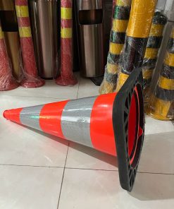 Alternative view of Chóp nón giao thông đế cao su cao 75cm nặng 4,5kg
