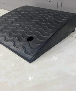 Cầu dắt xe máy bằng cao su cao 11cm x L48 x W42cm màu đen