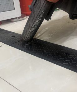 Cầu dắt xe máy bằng cao su cao 6cm x L100 x W25cm màu đen