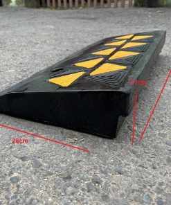 Cầu dắt xe máy bằng cao su cao 8cm x L50 x W28cm màu đen decal vàng