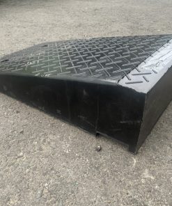 Cầu dắt xe máy bằng cao su cao 18cm x L50 x W80cm màu đen
