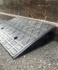 Dốc dẫn xe ô tô xe máy bằng cao su cao 14cm x L60 x W40cm màu đen