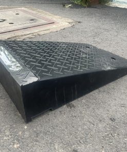 Cầu dắt xe máy bằng cao su cao 19cm x L50 x W80cm màu đen