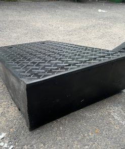 Cầu dắt xe máy bằng cao su cao 20cm x L50 x W80cm màu đen