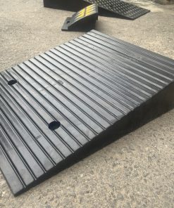 Dốc dẫn xe ô tô xe máy bằng cao su cao 15cm x L50 x W60cm màu đen