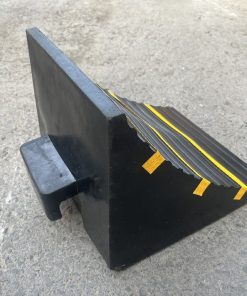 Alternative view of Cục chèn bánh xe tải CBX-YT-300 cao su H260 x W300 x L320mm