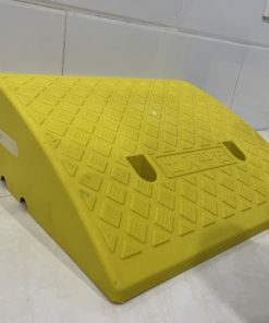 Cầu dắt xe máy nhựa KBN kê bậc cao 17cm màu vàng