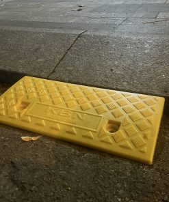 Cầu dắt xe máy nhựa KBN kê bậc cao 7cm màu vàng