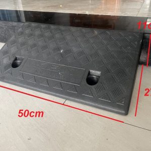 Cầu dắt xe máy nhựa KBN kê bậc cao 11cm màu đen