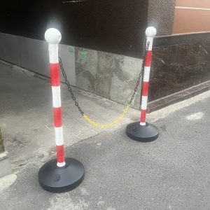 Trụ phân làn nhựa móc xích 1000x320mm trắng đỏ