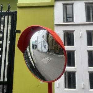Gương giao thông nhựa cam 60cm có mái che ngoài trời loại chuẩn