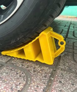 Cục chèn bánh xe nhựa cao 11cm giá rẻ, nhỏ gọn và tiện dụng