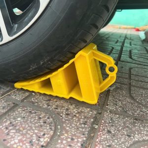 Cục chèn bánh xe nhựa cao 11cm giá rẻ, nhỏ gọn và tiện dụng