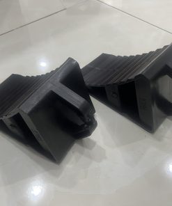 Alternative view of Cục chèn bánh xe nhựa cao 11cm giá rẻ, nhỏ gọn và tiện dụng