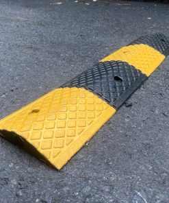 Gờ giảm tốc xe máy cao su 1000x200x35mm có rãnh luồn cáp điện