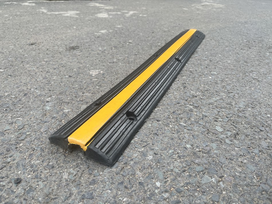 Gờ cao su bảo vệ cáp điện kết hợp giảm tốc H30 x W120 x L1000mm màu đen vàng